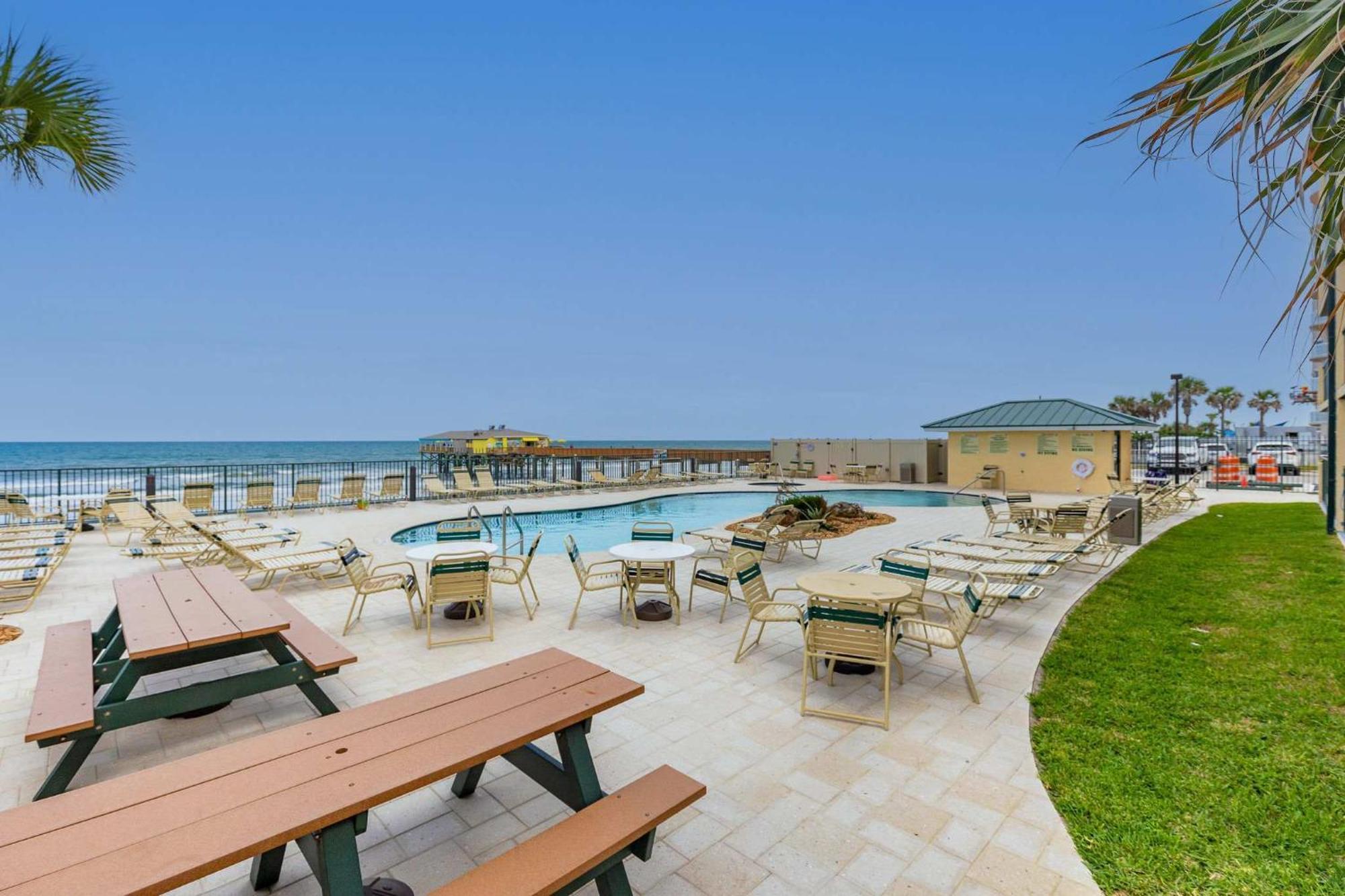 Ocean Front Condo With Amazing Views! Sunglow Resort 402 By Brightwild Daytona Beach Shores Eksteriør bilde